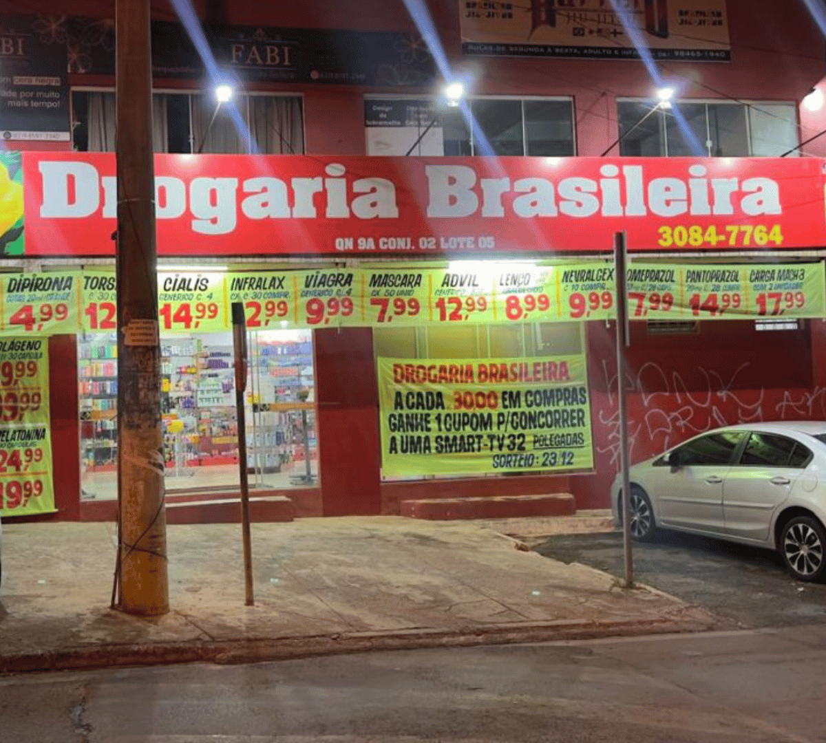 Farmacêutica atendendo cliente com atenção e cuidado