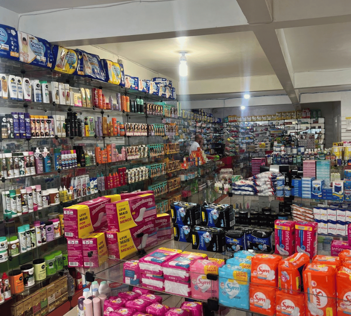 Corredor com ampla variedade de produtos de saúde e bem-estar